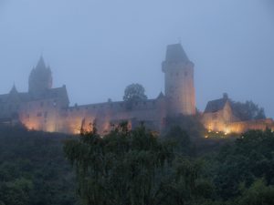 Burg Altena in der Morgendämmerung