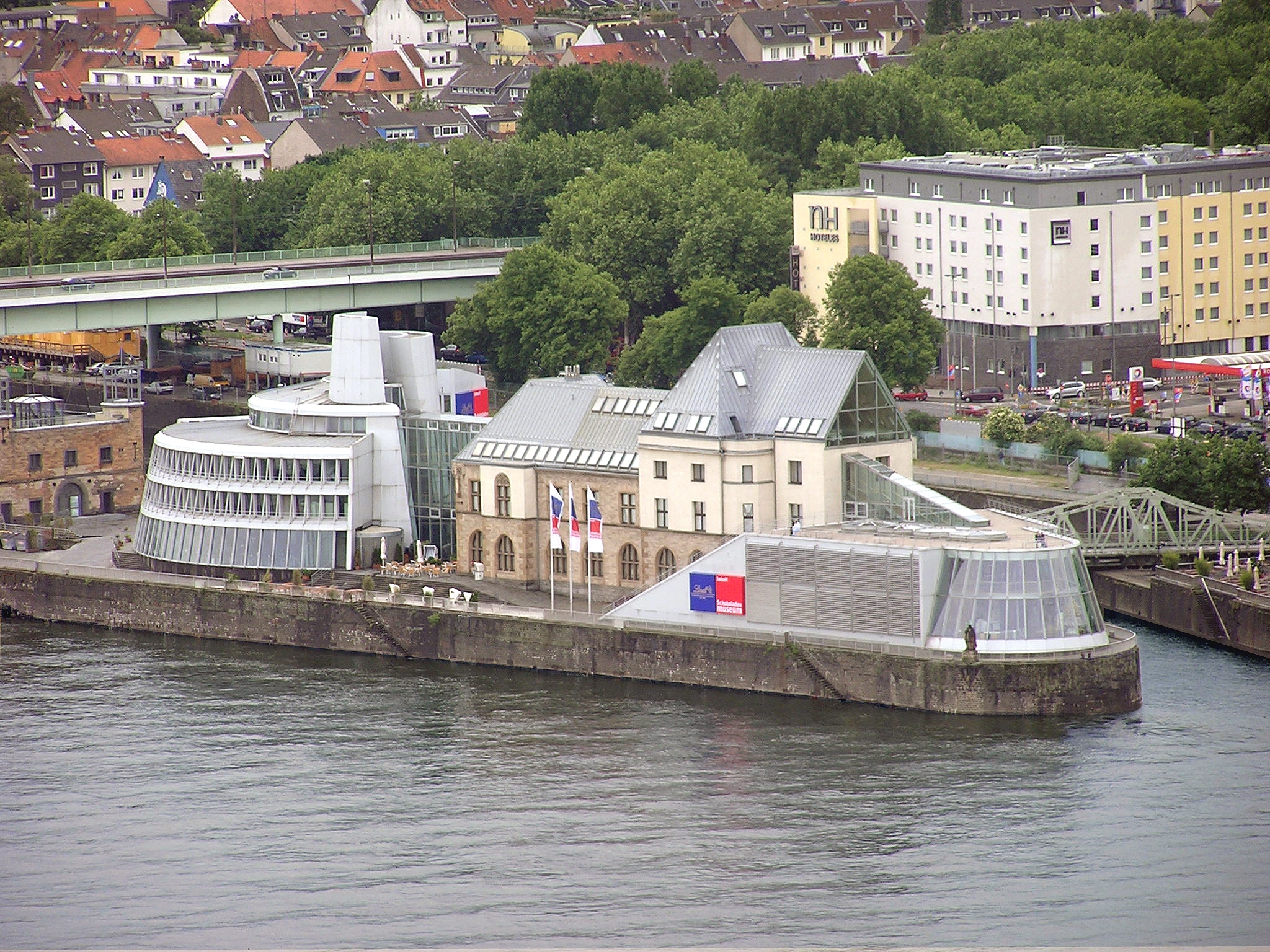 Luftbild: Das Museumsgebäude befindet sich auf einer Halbinsel, die in den Rhein hineinragt
