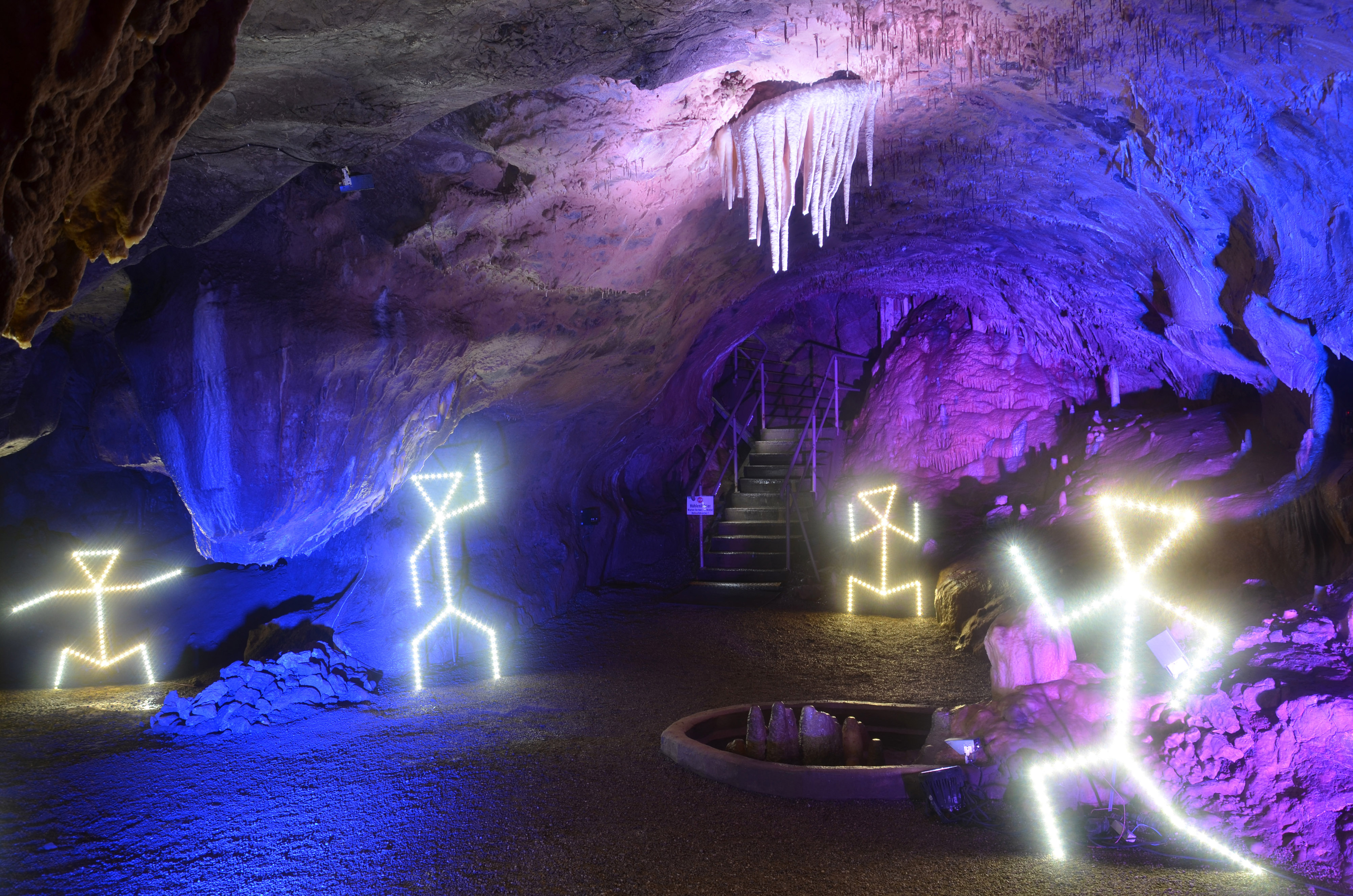 Leuchtende Strichmännchen vo blauer Höhlenwand: Impression der Höhlenlichter 2015