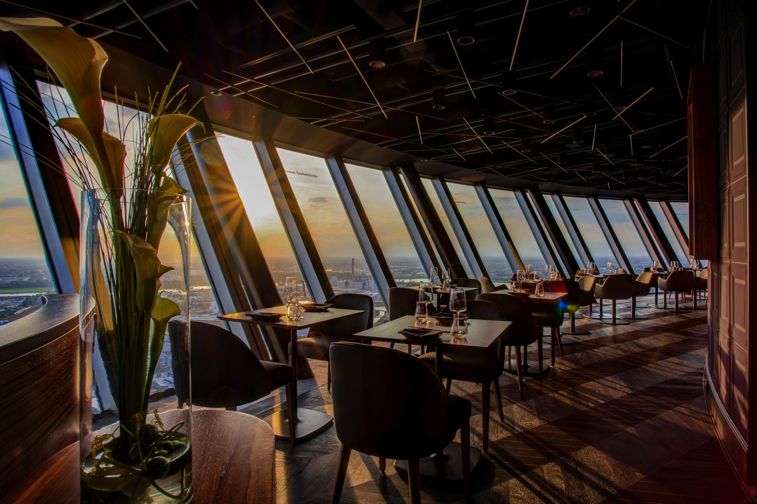 Das Qomo bietet seinen Gästen moderne Kreationen traditioneller japanischer Speisen und Getränke. sowie einen 360 Grad-Panoramablick über die Stadt.