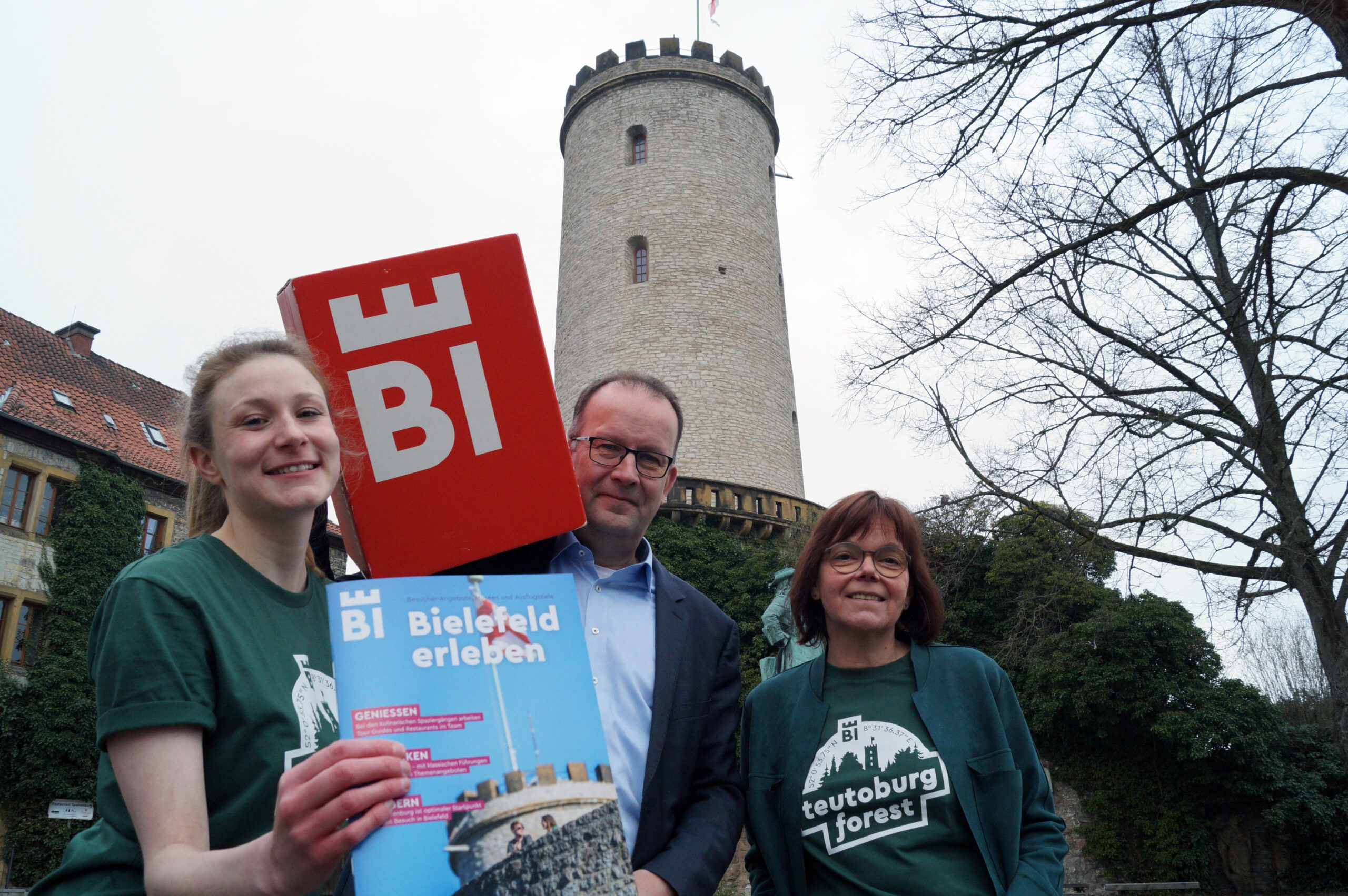 Jill Mallin, Martin Knabenreich und Gabriela Lamm von Bielefeld Marketing (v. l.) stellen die touristischen Angebote zum Saisonstart vor.