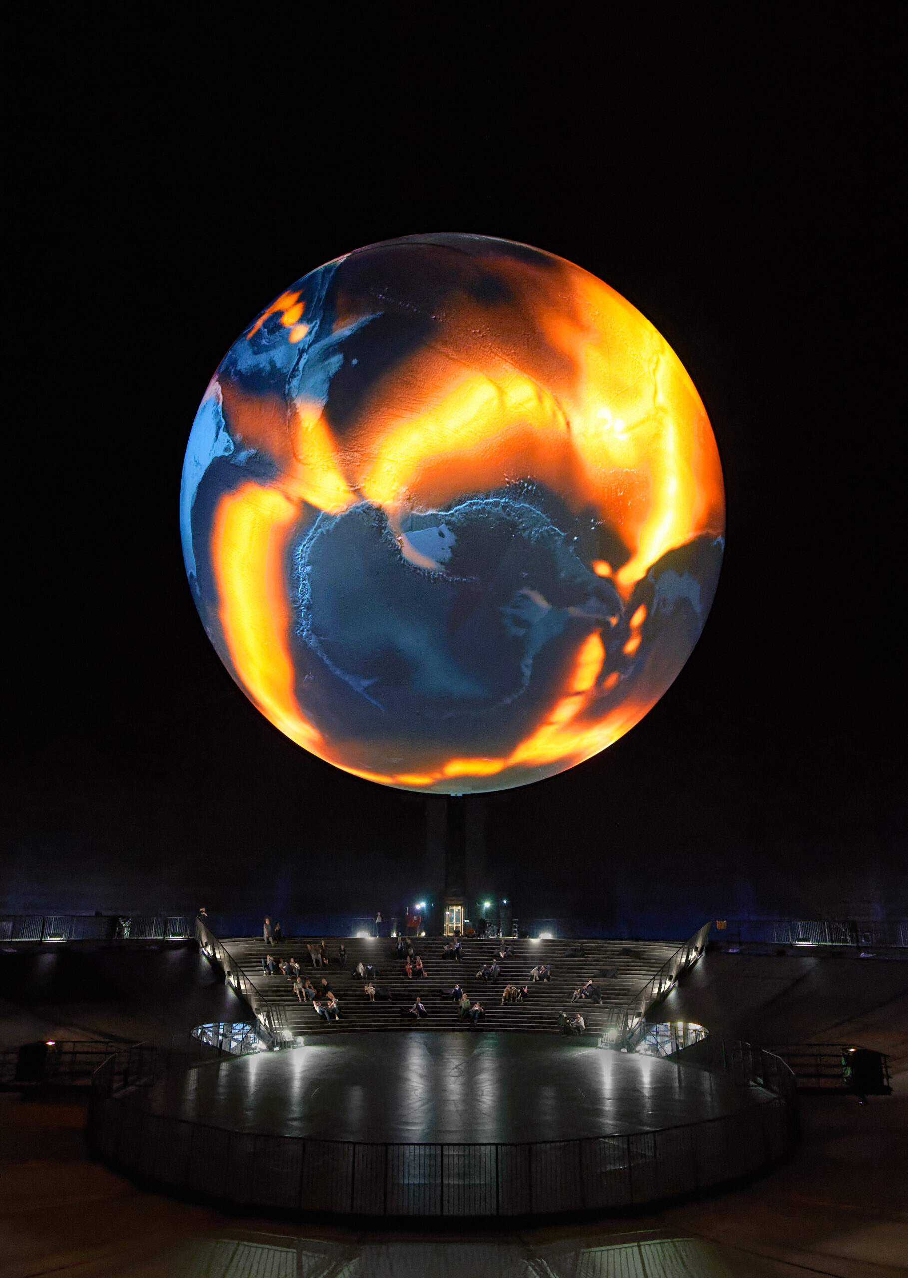 Earth Day am 22. April im Oberhausener Gasometer - Ausstellung „Das zerbrechliche Paradies“ beeindruckt mit riesiger Darstellung der Erde