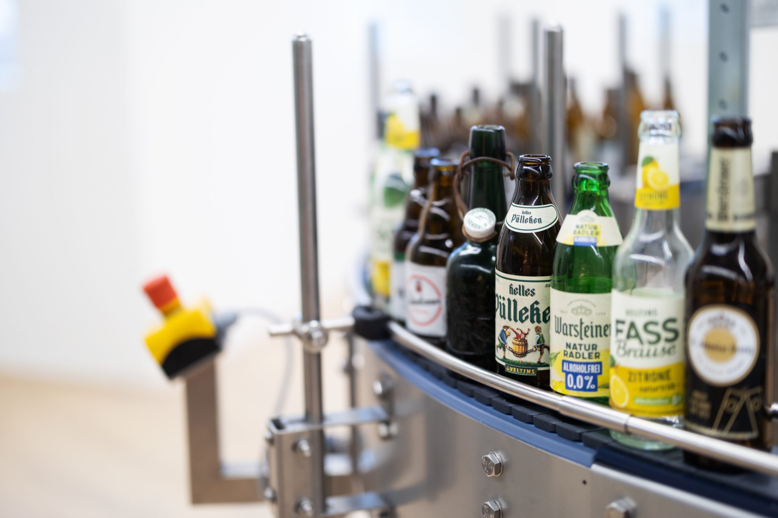 Auf dem funktionierenden Flaschentransporteur werden die unterschiedlichsten Gebinde der Sauerländer Brauereien präsentiert