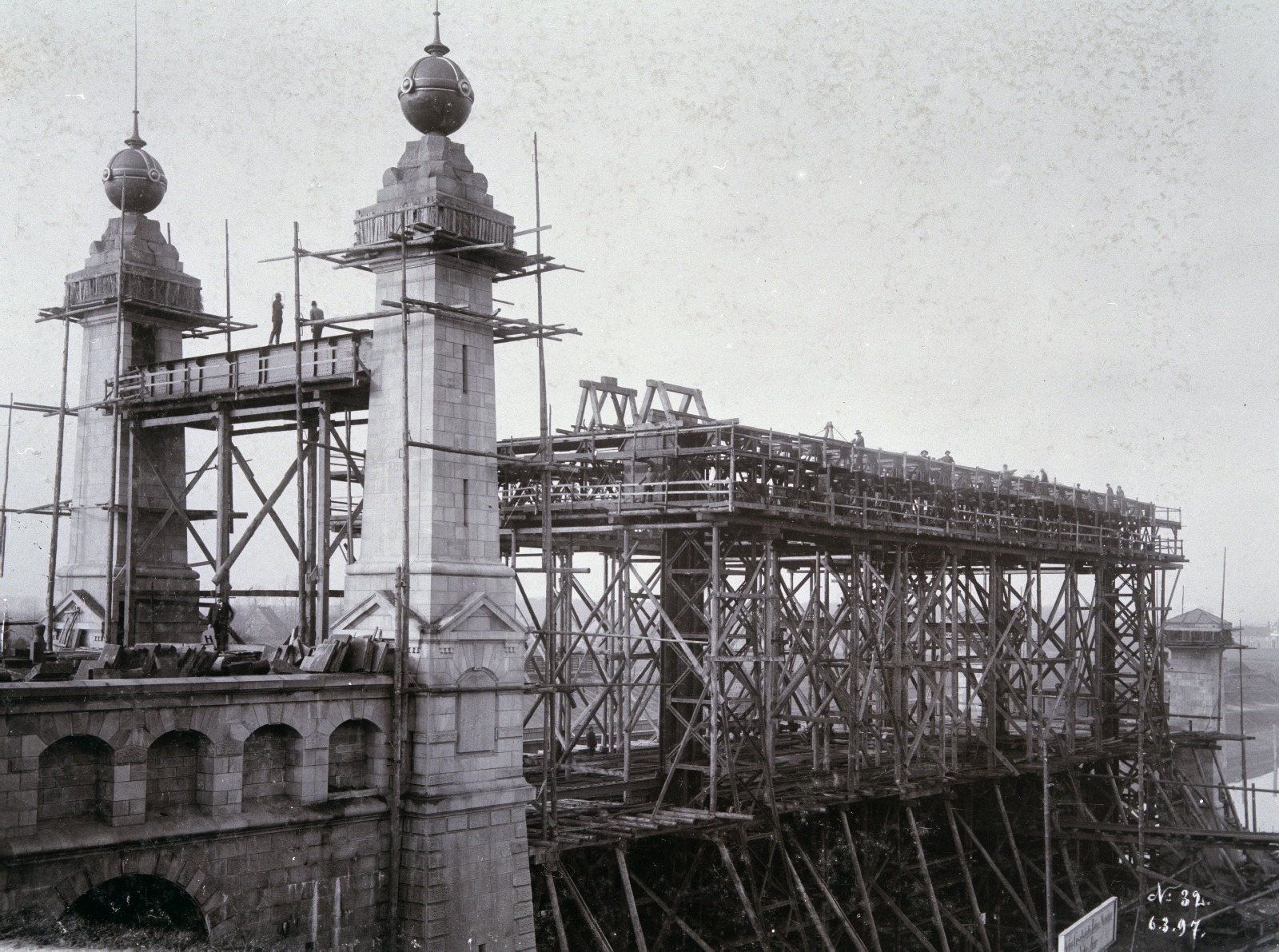 Ein Meisterwerk der Technik: Das Schiffshebewerk Henrichenburg im Bau, 1897.