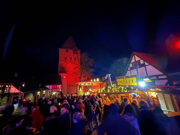 Mehr über den Artikel erfahren Besucherrekord beim Winter-Spektakulum auf Burg Altena