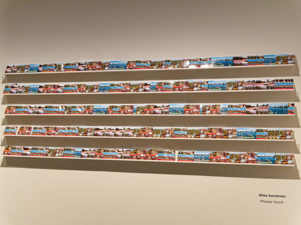 Hans-Peter Feldmann, KUNSTAUSSTELLUNG, Postkarten - Foto: Helmut Sonnenhol