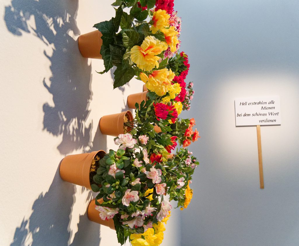 Hans-Peter Feldmann, KUNSTAUSSTELLUNG, Hell erstrahlen alle Mienen - Foto: Helmut Sonnenhol