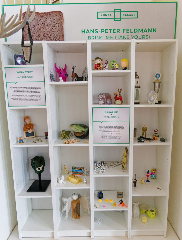 Hans-Peter Feldmann, KUNSTAUSSTELLUNG, Tauschbörse - Foto: Helmut Sonnenhol