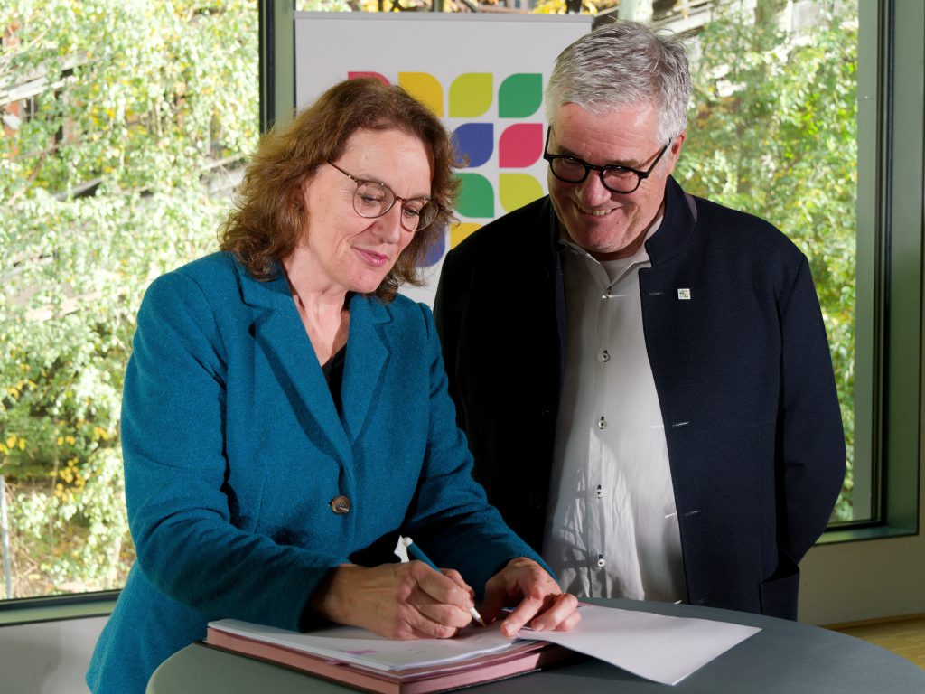 Ursula Mehrfeld und Hanspeter Faas, IGA 2027 und Industriedenkmalstiftung vereinbaren Kooperation - Foto: Helmut Sonnenhol