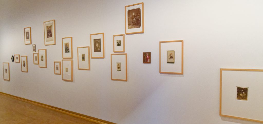 Smile! Wie das Lächeln in die Fotografie kam - Foto: Helmut Sonnenhol