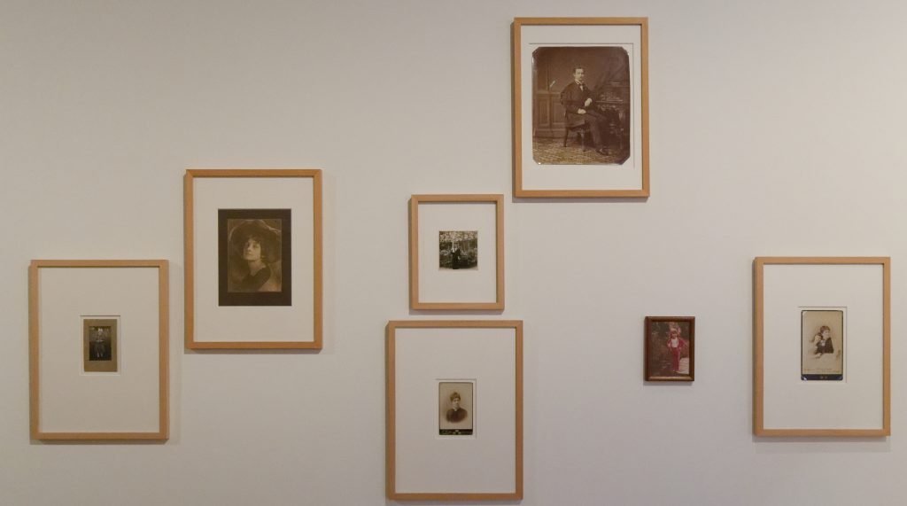 Smile! Wie das Lächeln in die Fotografie kam - Foto: Helmut Sonnenhol