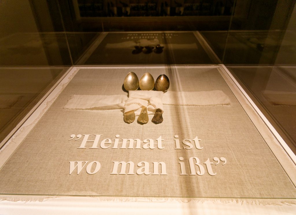 Gülsün Karamustafa, Süße Heimat - Deutsch-türkisches Leben in der Kunst, Kunstmuseum Ahlen - Foto: Helmut Sonnenhol