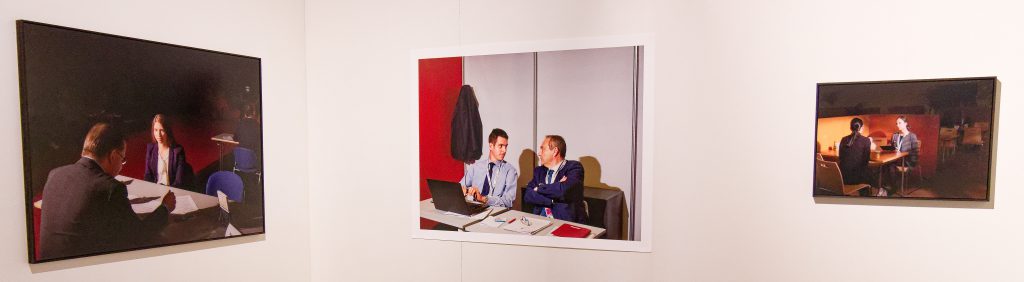 Aiming High. Blicke auf Bewerbungsgespräche. Ausstellung in der DASA Dortmund.