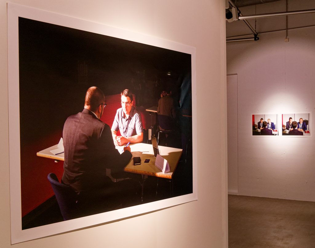 Aiming High. Blicke auf Bewerbungsgespräche. Ausstellung in der DASA Dortmund.
