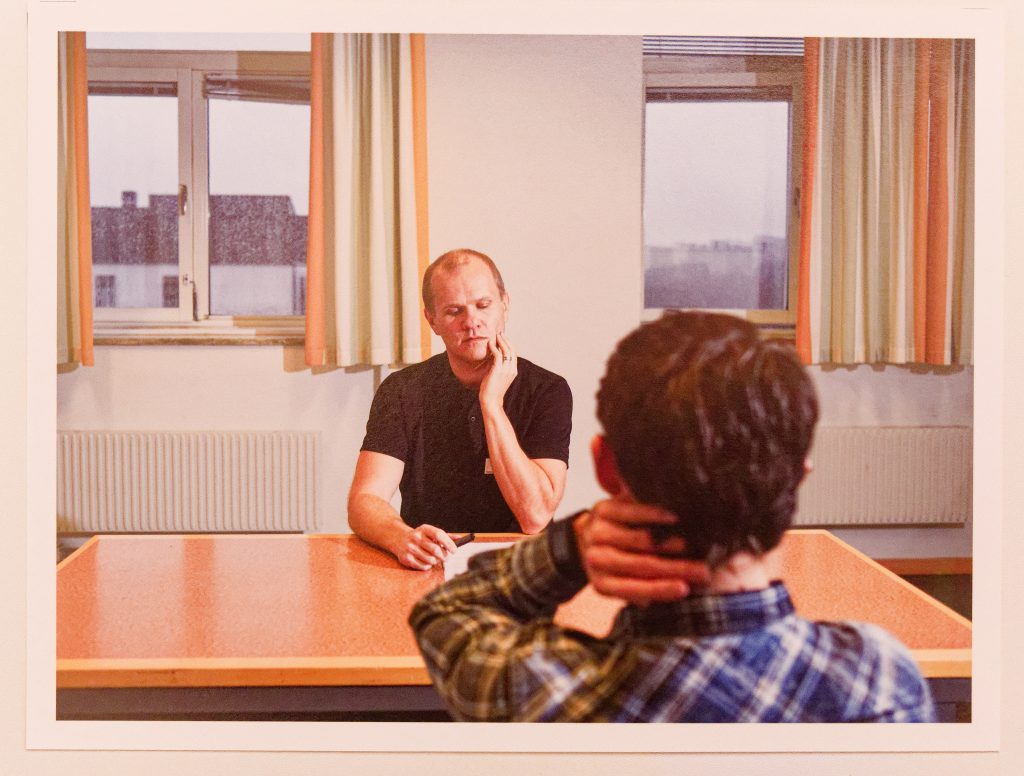 Aiming High. Blicke auf Bewerbungsgespräche. Ausstellung in der DASA Dortmund.