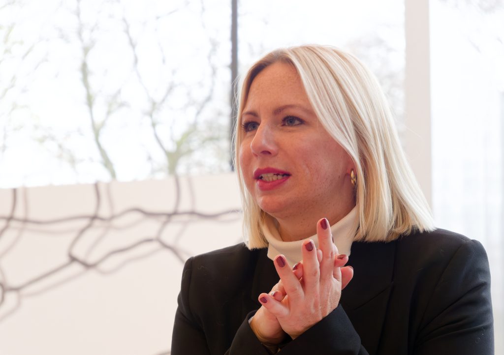 Vera Pues. Flaka Haliti. Sculpture 21st. Lehmbruck Museum - Foto: Helmut Sonnenhol