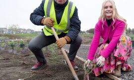 IGA 2027: Rosenkönigin Theresa Hildebrandt pflanzt erste Rose