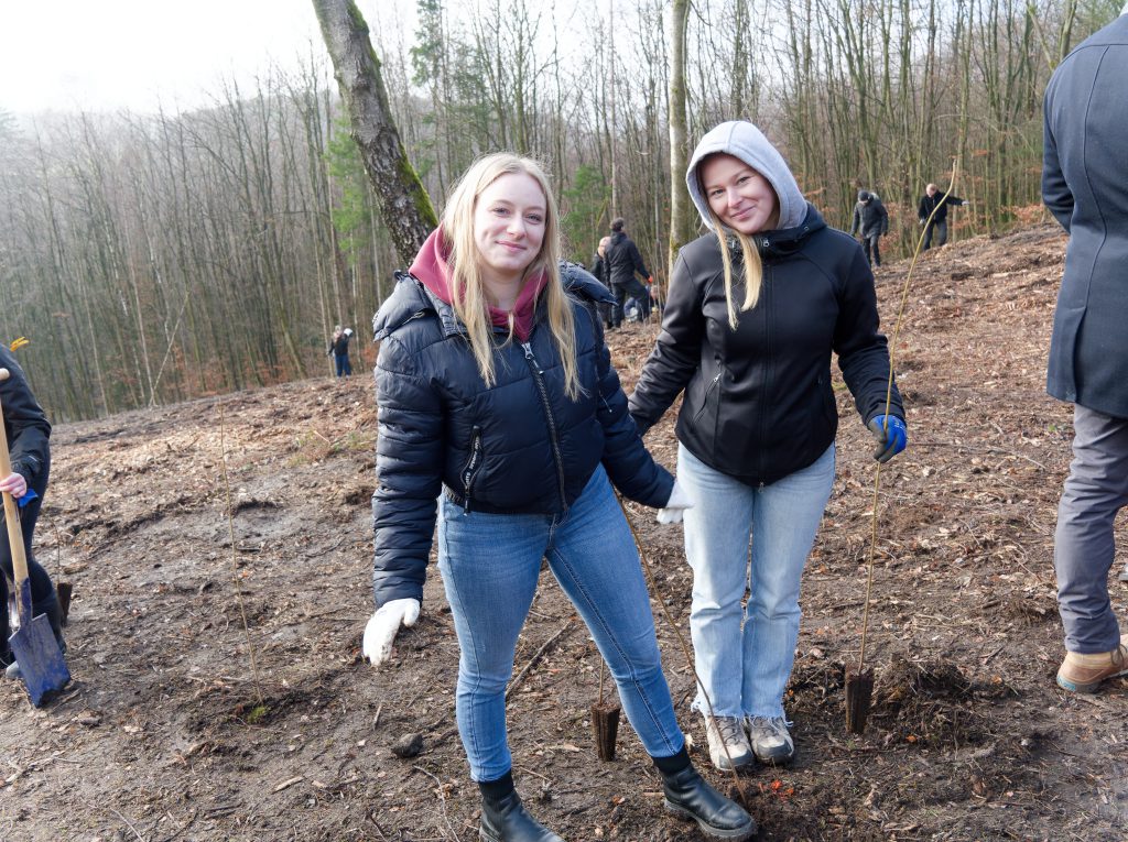 LWL-Klinik Hemer. LWL-Azubis pflanzen 750 Setzlinge für den Umweltschutz - Foto: Helmut Sonnenhol