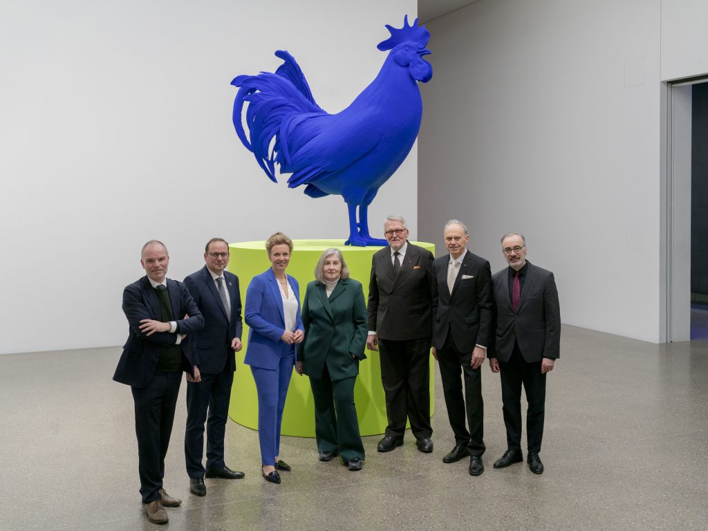 Skulptur Hahn und Podest von Katharina Fritsch. Museum Folkwang