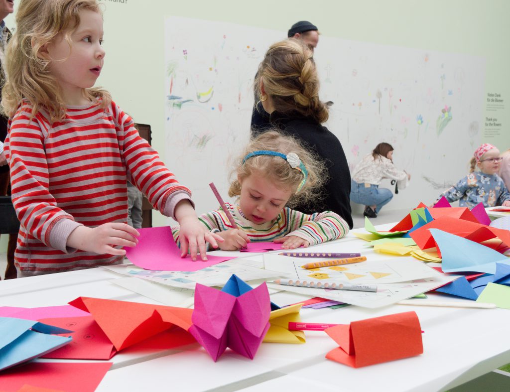 Der Hase Felix - Reiselustig - Familienausstellung "Reiselustig. Unterwegs mit dem Hasen Felix" eröffnet in Münster.