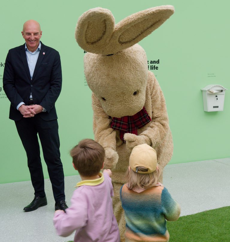 Mehr über den Artikel erfahren Der Hase Felix – „Reiselustig“