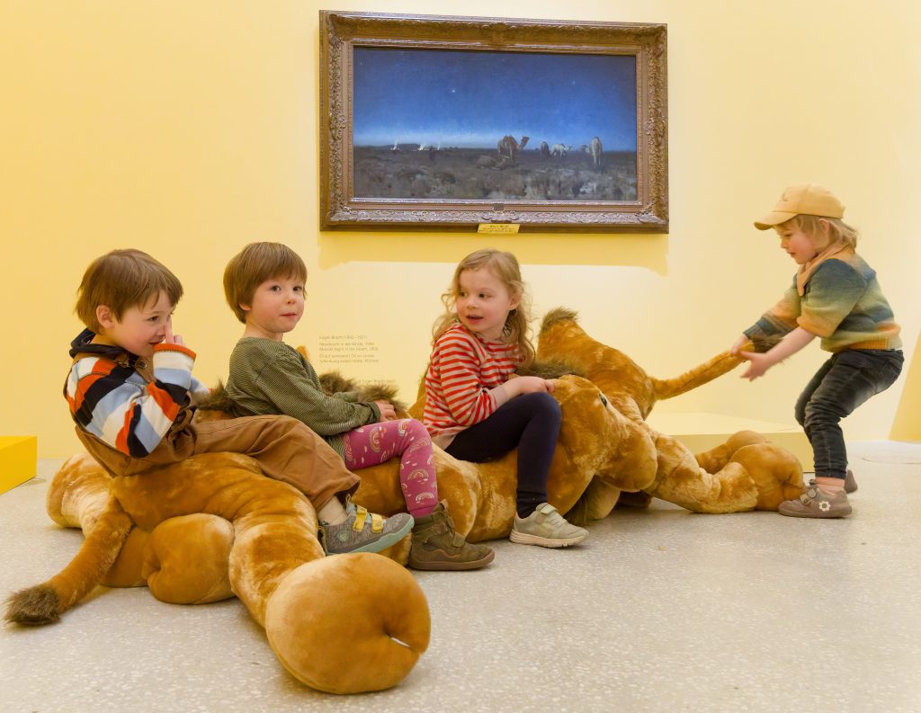 Der Hase Felix - Reiselustig - Familienausstellung "Reiselustig. Unterwegs mit dem Hasen Felix" eröffnet in Münster.