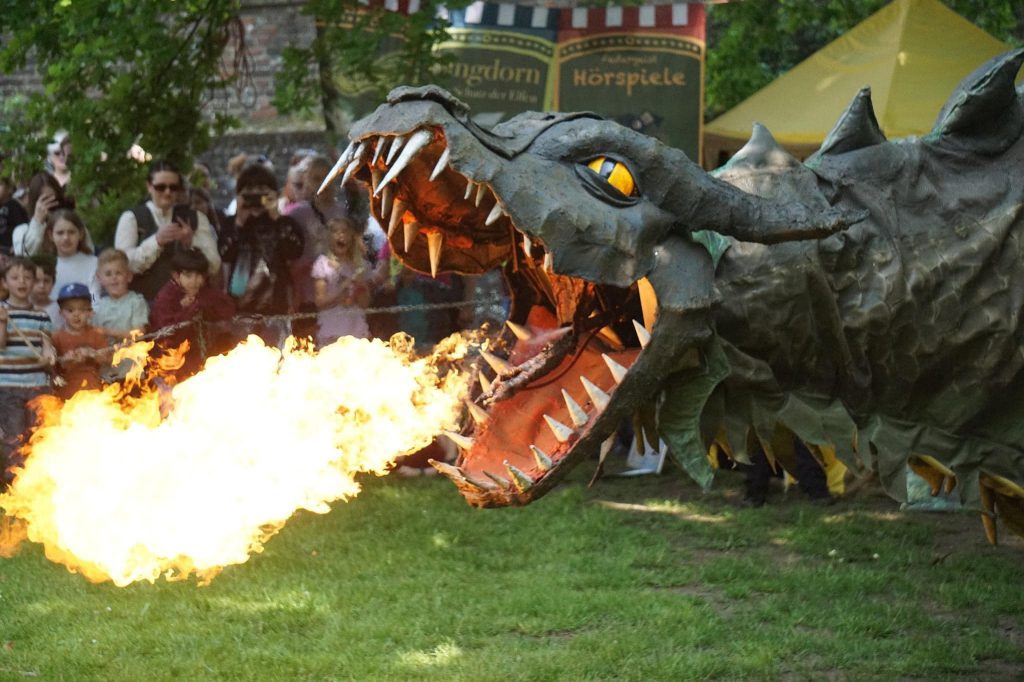 Der letzte lebende Drache der Welt „Fangdorn“ wird beim Anno 1250 im Archäologiepark Höxter erwartet