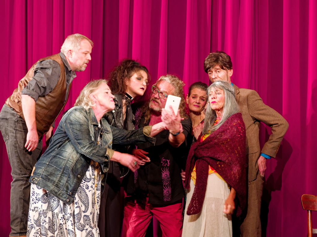 „Alle(t) unter einem Dach“: Premiere Mondpalast Wanne-Eickel
