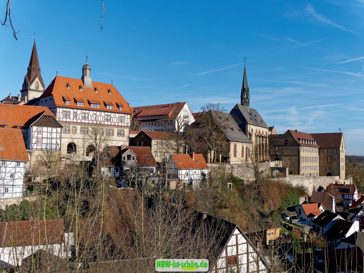 Panorama mit Rathaus zwischenden Städten, evangelische Kirche und Gymnasium, Warburg